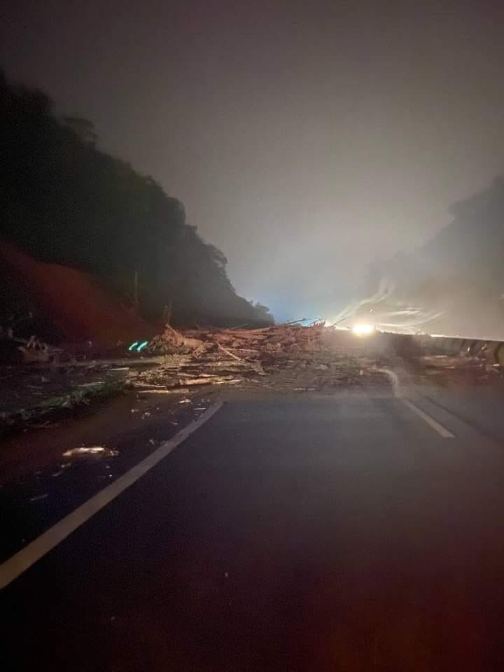 bencanamalaysia's tweet photo. Tanah runtuh di lebuh raya Karak menghala ke Kuala Lumpur. Banyak kereta yang stuck.

Kredit Gambar: Ahmad Ifwat https://t.co/MJqfQxlXnQ