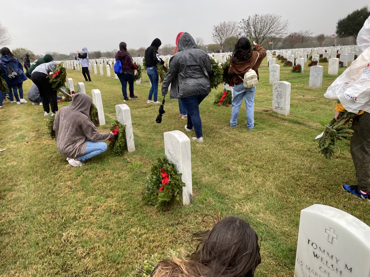 FultonOfTeachin's tweet photo. So proud of all the @JordanNISD Stuco/NJHS students who gave up the first day of their break to come to @WreathsAcross and honor those who gave all. The weather was less than favorable, but this will by far be one of my favorite experiences as a teacher! #JordanReunited #FtSam https://t.co/W97ezcBYiJ