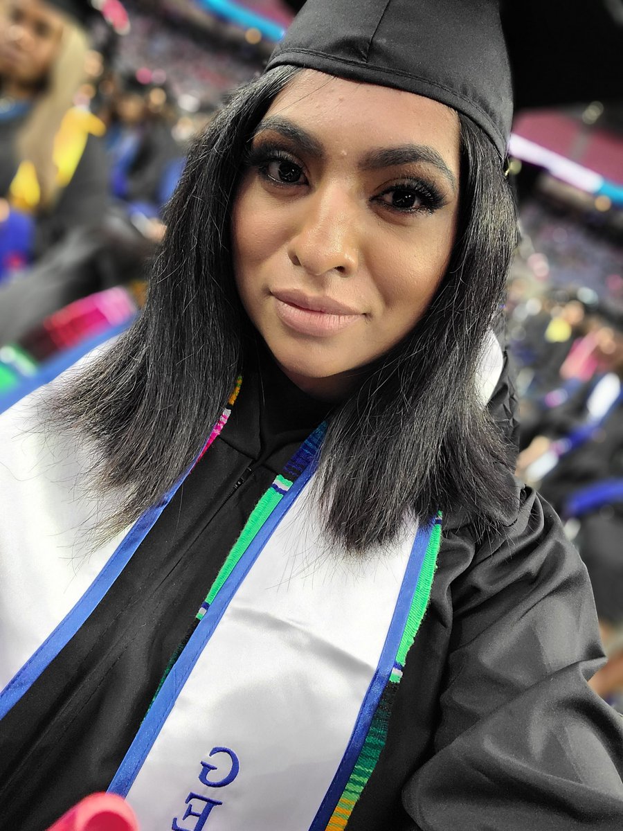 katmomma21's tweet photo. Graduation time. #uhdgrad #classof2021 https://t.co/bOOMEsCIoX