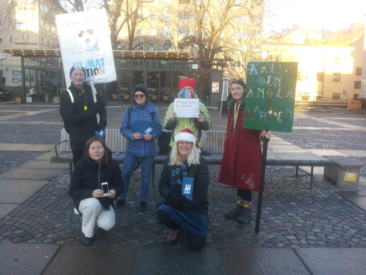 JanineClimate's tweet photo. As we wait for the ice to break, & you wish for #ClimateJustice for #Xmas, who shall respond?
If they are inactive, will you use Non Violent Direct Action?
#ClimateEmergency
#twiff, 6, #SaturdaysForFuture, Sweden Stockholm, #Medborgarplasten, 2021-12-18 https://t.co/8FNN0wkHqd