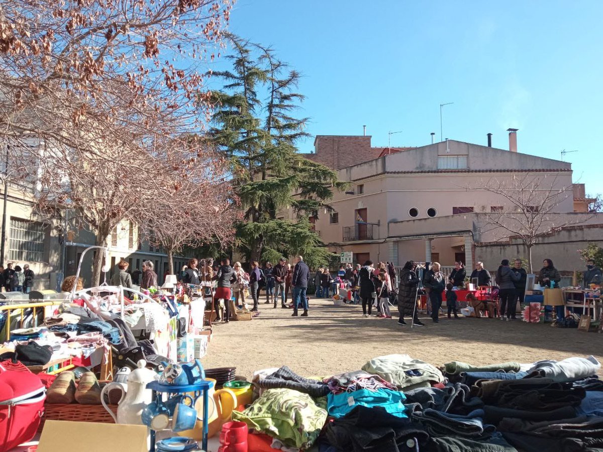 PelClima's tweet photo. 👏👏Molt bona acollida del Mercat de Segona mà. 
Aprenem a conviure amb noves maneres de fer, intercanvi, compres de segona mà, allarguem la vida de les coses.Re-pensem les nostres necesitas, compartim #creativitat #innovació #proximitat #mercat https://t.co/zsAMj7wAx7
