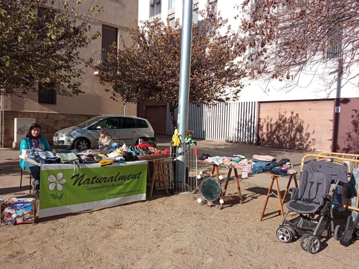 👏👏Molt bona acollida del Mercat de Segona mà. 
Aprenem a conviure amb noves maneres de fer, intercanvi, compres de segona mà, allarguem la vida de les coses.Re-pensem les nostres necesitas, compartim #creativitat #innovació #proximitat #mercat
