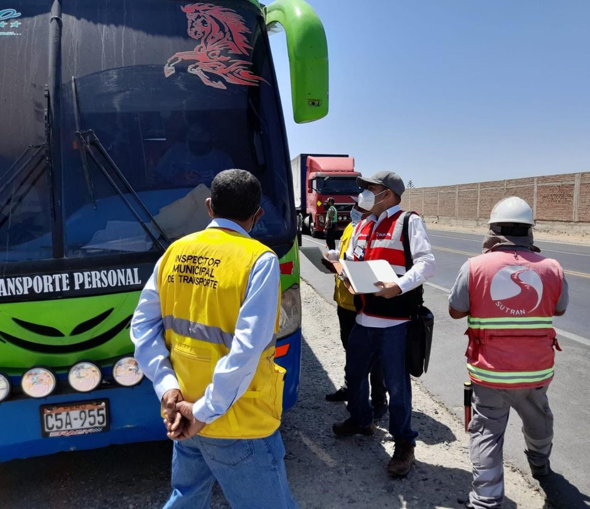 SunafilPeru's tweet photo. 📢#SUNAFILEnIca:
La #IREIca verificó el traslado de trabajadores del sector agrario y cumplimiento de normas de bioseguridad, en el marco del operativo “Viaje Seguro 2021”. Participaron @sutranperu, @FiscaliaPeru, #DRTC - Ica, @PoliciaPeru y la municipalidad provincial de Ica. https://t.co/rJeJDVXACH