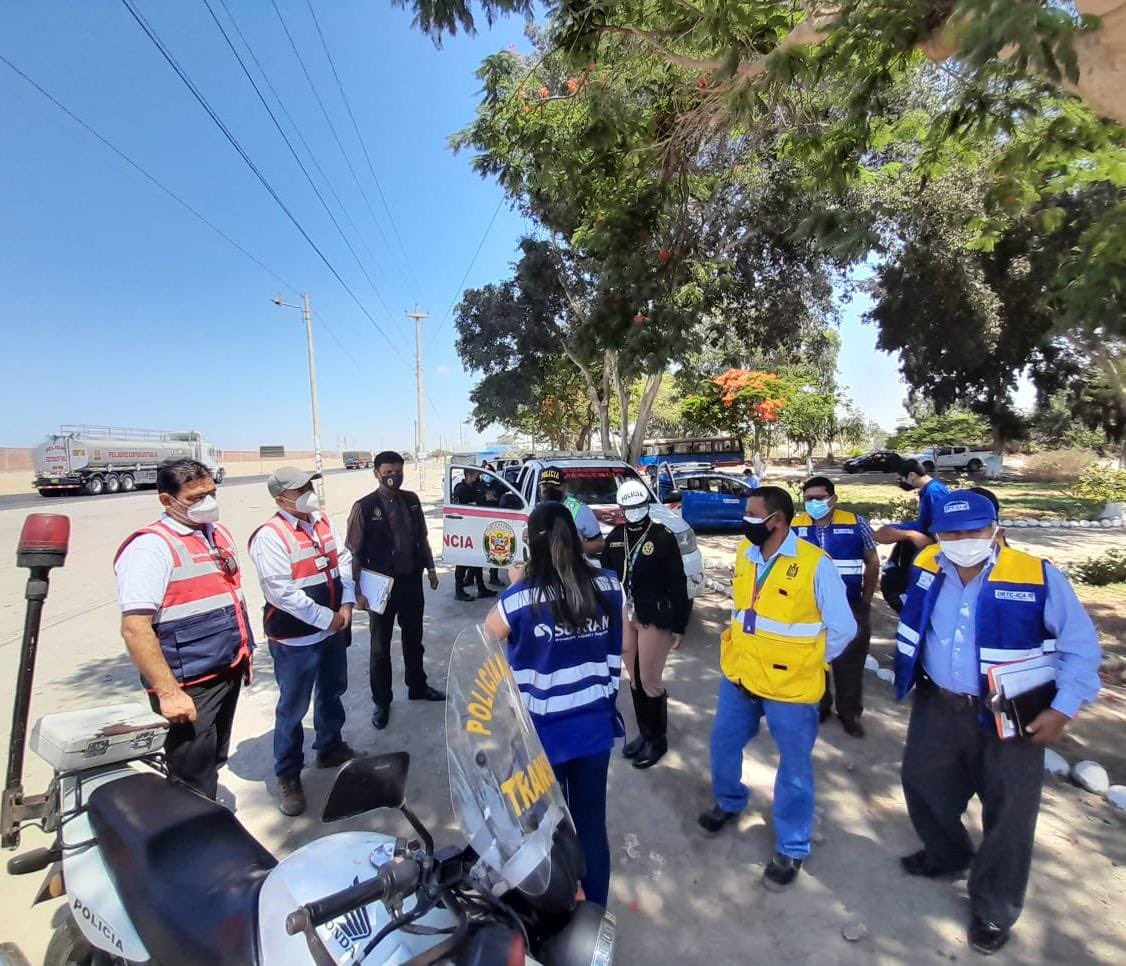 SunafilPeru's tweet photo. 📢#SUNAFILEnIca:
La #IREIca verificó el traslado de trabajadores del sector agrario y cumplimiento de normas de bioseguridad, en el marco del operativo “Viaje Seguro 2021”. Participaron @sutranperu, @FiscaliaPeru, #DRTC - Ica, @PoliciaPeru y la municipalidad provincial de Ica. https://t.co/rJeJDVXACH