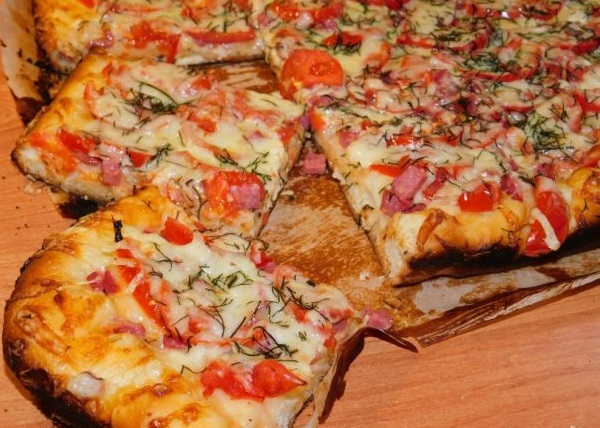 Рецепты вкусных пицц с колбасой. Рецепты вкусных пицц с колбасой. Рецепты вкусных пицц с колбасой. Пицца с пепперони и моцареллой. Рецепты вкусных пицц с колбасой.