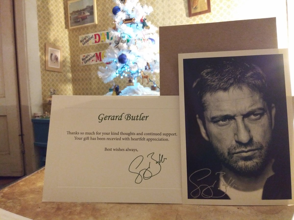 Starbossa13's tweet photo. Merry Christmas to you too, @GerardButler !! #OneWeekTilChristmas #CatApproved (Yes, she loves watching @PhantomOpera 2004 with me) #AutographNOTRequested.....NorRejected #PleasantSurprise https://t.co/wBzMiCs3rW