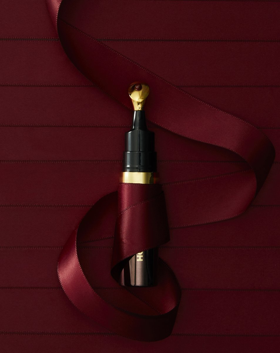 A luxurious gift they’ll use every day, adorned with a 24-karat gold-plated tip.  

Featuring: 

No. 28 Lip Treatment Oil in Icon 

#HourglassCosmetics