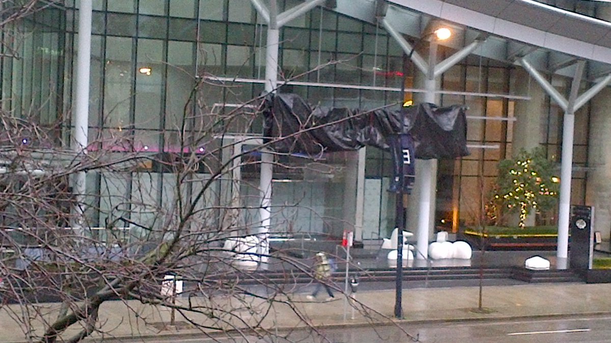 TrotskyTrotter's tweet photo. December 15, 2015—Vancouver's mayor calls for #DeTrumpification
December 18, 2021—The signs are coming down on the former guy's former hotel.
#ETTD https://t.co/nH4rqx0pIW