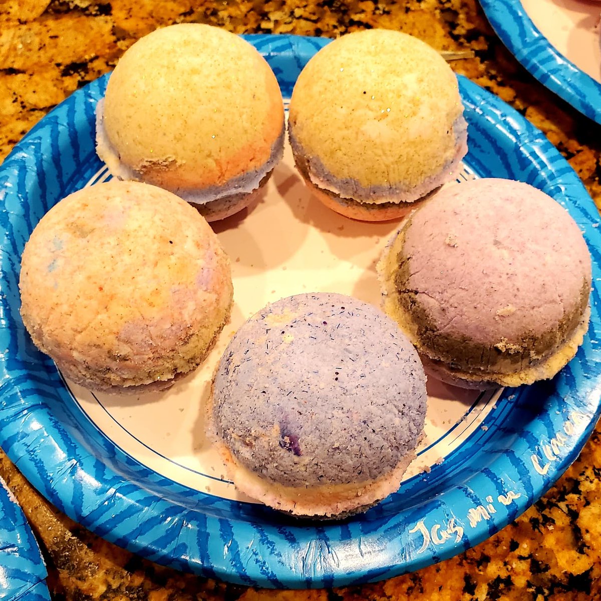 Not a lot of painting going on... B-b-b-but Im making honemade bath bombs today! Crafting crafting, I love some crafts! 
#bath #bathbombs #bathbombaddict #bathbombsfordays #bathbomblover #bathbombsofinstagram #crafts #crafting #homemade