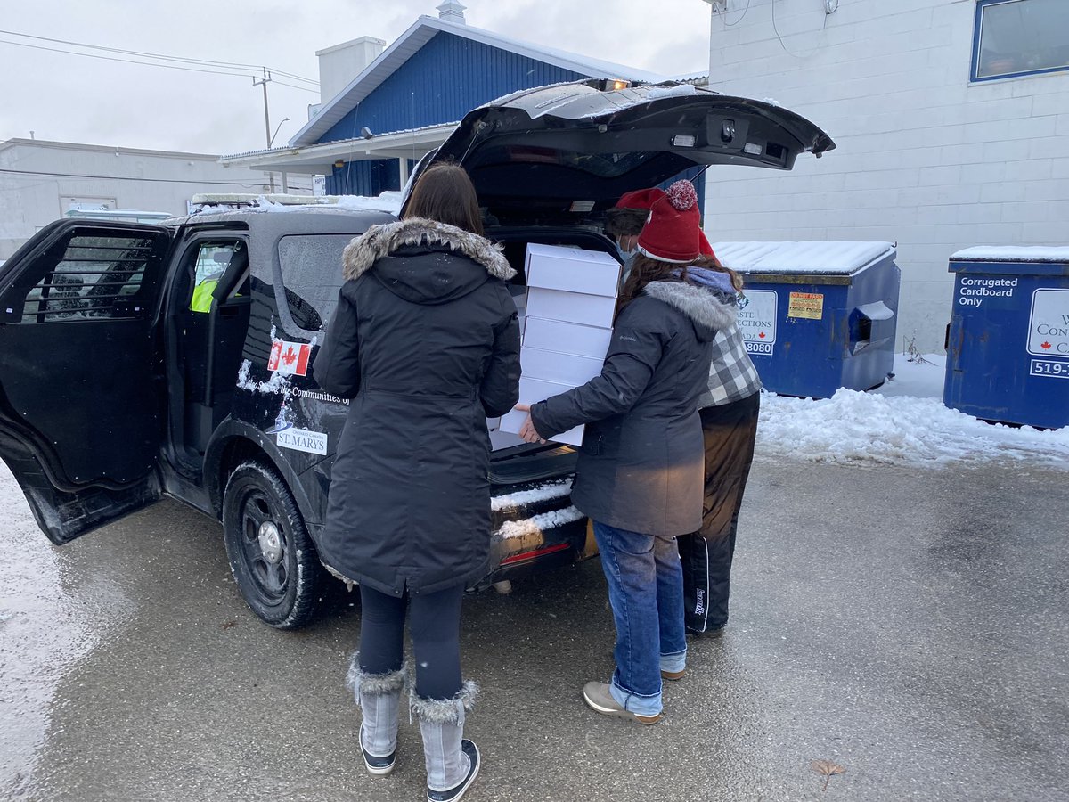 JohnNaterMP's tweet photo. Christmas is filled with bright lights, but one of the brightest is “To Stratford with Love!” Nothing puts you in the Christmas spirit like seeing the Kneider Family &amp; their team of volunteers share a meal with 1000+ community members. https://t.co/T6JvMJye5C