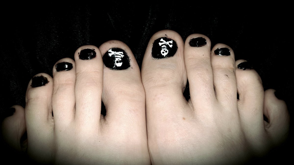 bethabreeflack's tweet photo. New tattoo and skull and crossbones toes £80 to reimburse 😈🔪🖤🥀
#tattoo #toes #findom #reimburse #PayPalme #FOOTFETİSH #paypig #cashcow #spoilme #sugarbabyneededtobespoilt #gothic https://t.co/w6wRDZJITF