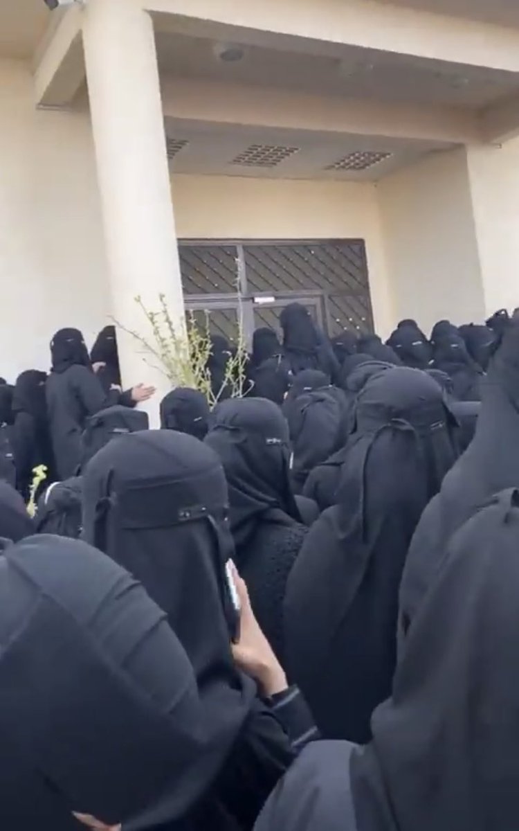 babypinkrad's tweet photo. ذا اللي صار بيوم اخذ اللقاح في جامعه الطايف فما بالكم في وقت الاختبارات  #انصفوا_جامعه_الطايف https://t.co/88GI1TztPf