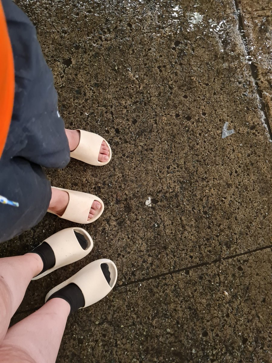 prettylaiza26's tweet photo. Wear socks when it's raining. 🙈 https://t.co/6QKanCnxBd