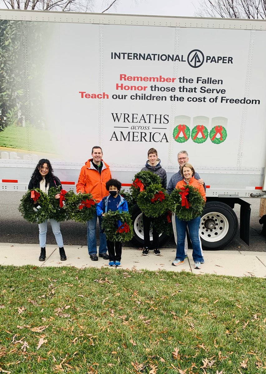 HeidiBrockAFPA's tweet photo. Honored to be with @ForestandPaper team members and join @IntlPaperGR for National Wreaths Across America Day @ArlingtonNatl.  So inspiring to experience the thousands of volunteers this morning. https://t.co/aoXeAME3Bw
