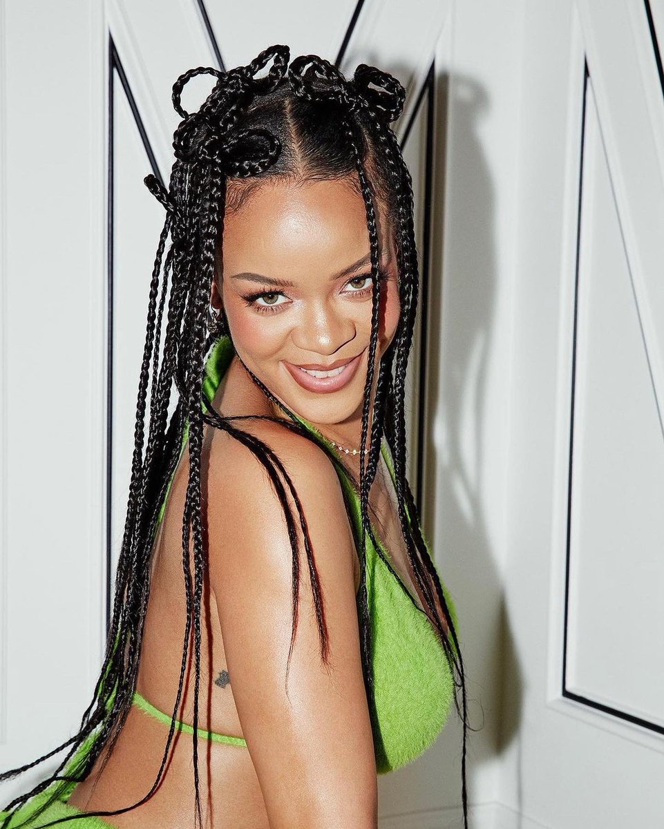 mefeater's tweet photo. Rihanna 💚 https://t.co/ET0wQl6Law
