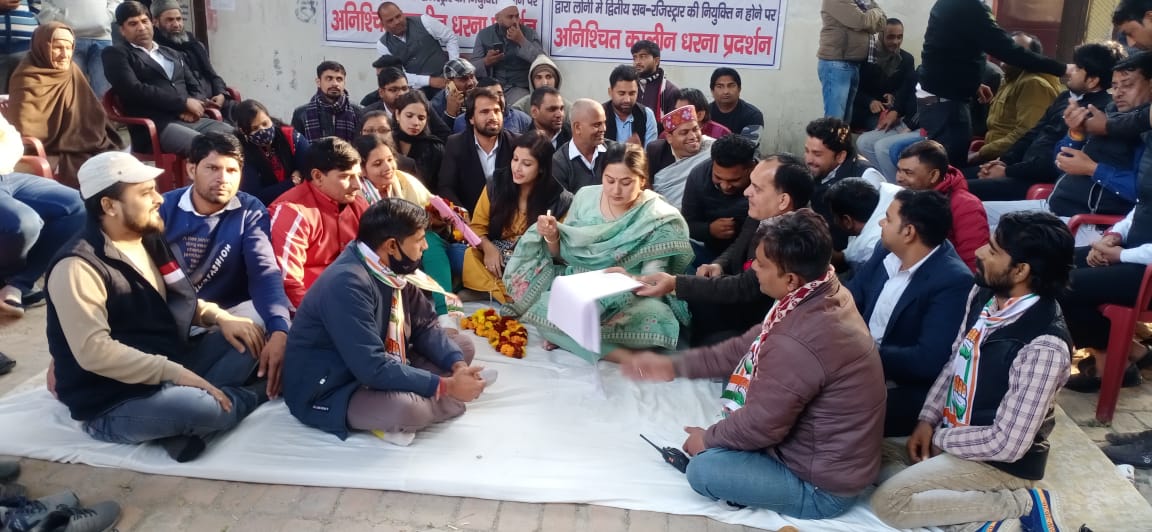 SoniState's tweet photo. आज पांचवे दिन भी लोनी द्वितीय सब रजिस्ट्रार कार्यालय लोनी में जल्द से जल्द चालू कराने के आदेश को प्रेरित करने के लिए वकील भाइयों के धरने पर रहना हुआ। https://t.co/KVVy5U50gQ