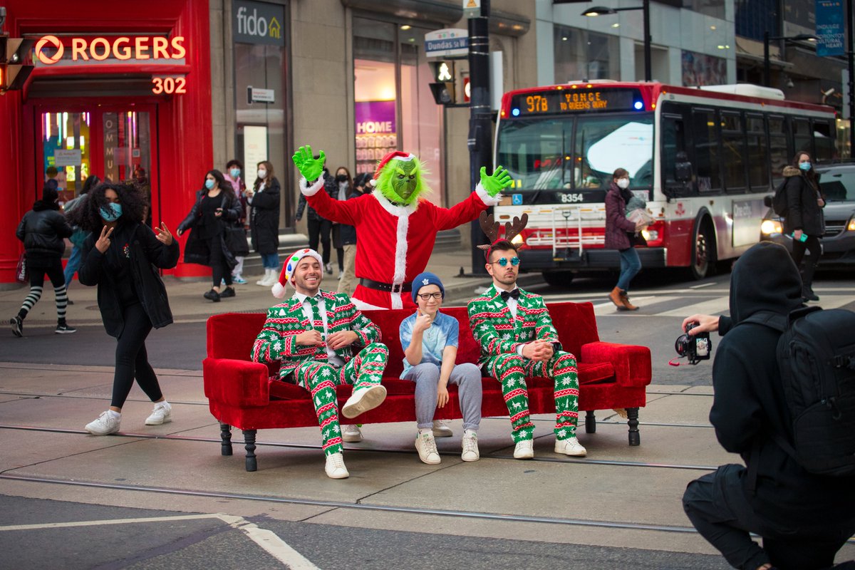 AGreatCapture's tweet photo. @crashadamsmusic doing their thing at the intersection of Yonge and Dundas on Thursday. #Toronto #TorontoExplore #streetphotography #photojournalism #Christmas https://t.co/aQTsKw0gno