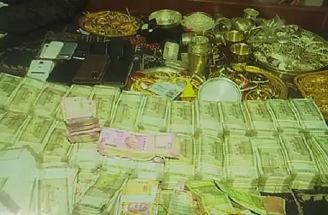 punjabkesari's tweet image. पटना में एग्जीक्यूटिव इंजीनियर के घर निगरानी का छापा, 60 लाख से अधिक कैश एवं लाखों के गहने बरामद
m.bihar.punjabkesari.in/bihar/news/sur…

#BiharNews #PatnaNews #ExecutiveEngineer #RuralAffairsDepartment #MonitoringInvestigationBureau #PostOffice #Investment #