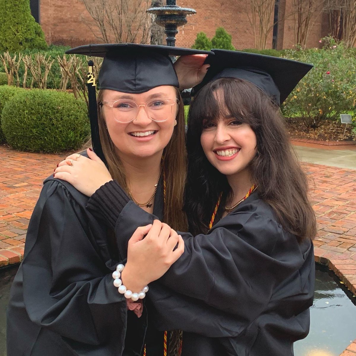 tess_clare's tweet photo. I’M DONE!!! 🎓🥵❤️‍🔥 Shoutout 2 my fam 4 their endless support &amp; @MadieRenner 4 making these past four years so much better w u in it ❤️ Life is very strange rn, but that’s what makes it so exciting!! I’m stoked for what’s to come &amp; all the music I’m so ready to show everyone 🥰❤️‍🔥 https://t.co/fUdYIQnKW4