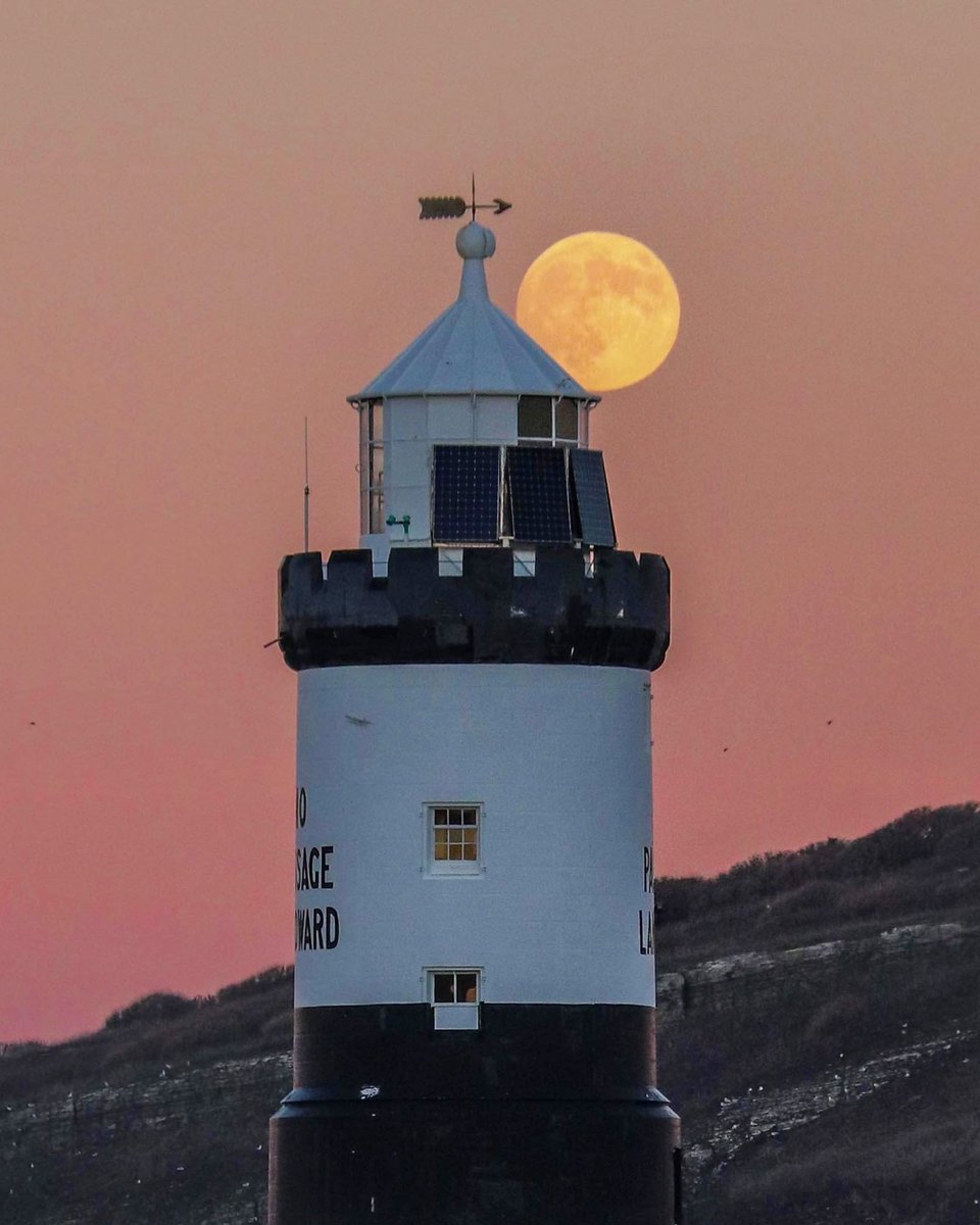 Penmon Lighthouse ~ Last full moon of 2021 and it was a corker! <a href="/Ruth_ITV/">Ruth_TV</a> <a href="/kelseyredmore/">Kelsey Redmore</a> <a href="/AngleseyScMedia/">Anglesey socialmedia</a> <a href="/visitwales/">Visit Wales 🏴󠁧󠁢󠁷󠁬󠁳󠁿</a>