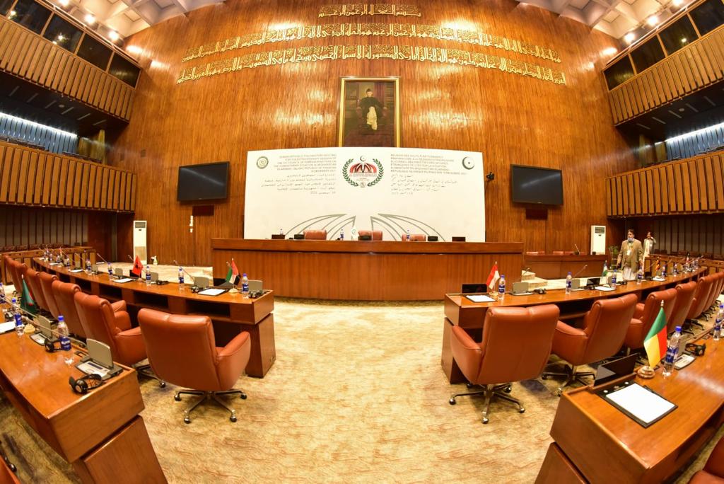 SMQureshiPTI's tweet photo. I warmly welcome all delegates to Pakistan for the 17th Extraordinary Session of the @OIC_OCI Council of Foreign Ministers on Afghanistan, many of whom I had the pleasure of meeting today. We look forward to a constructive session tomorrow. 
#OICInPakistan 
#OIC4Afg https://t.co/jrxcZS6BUK