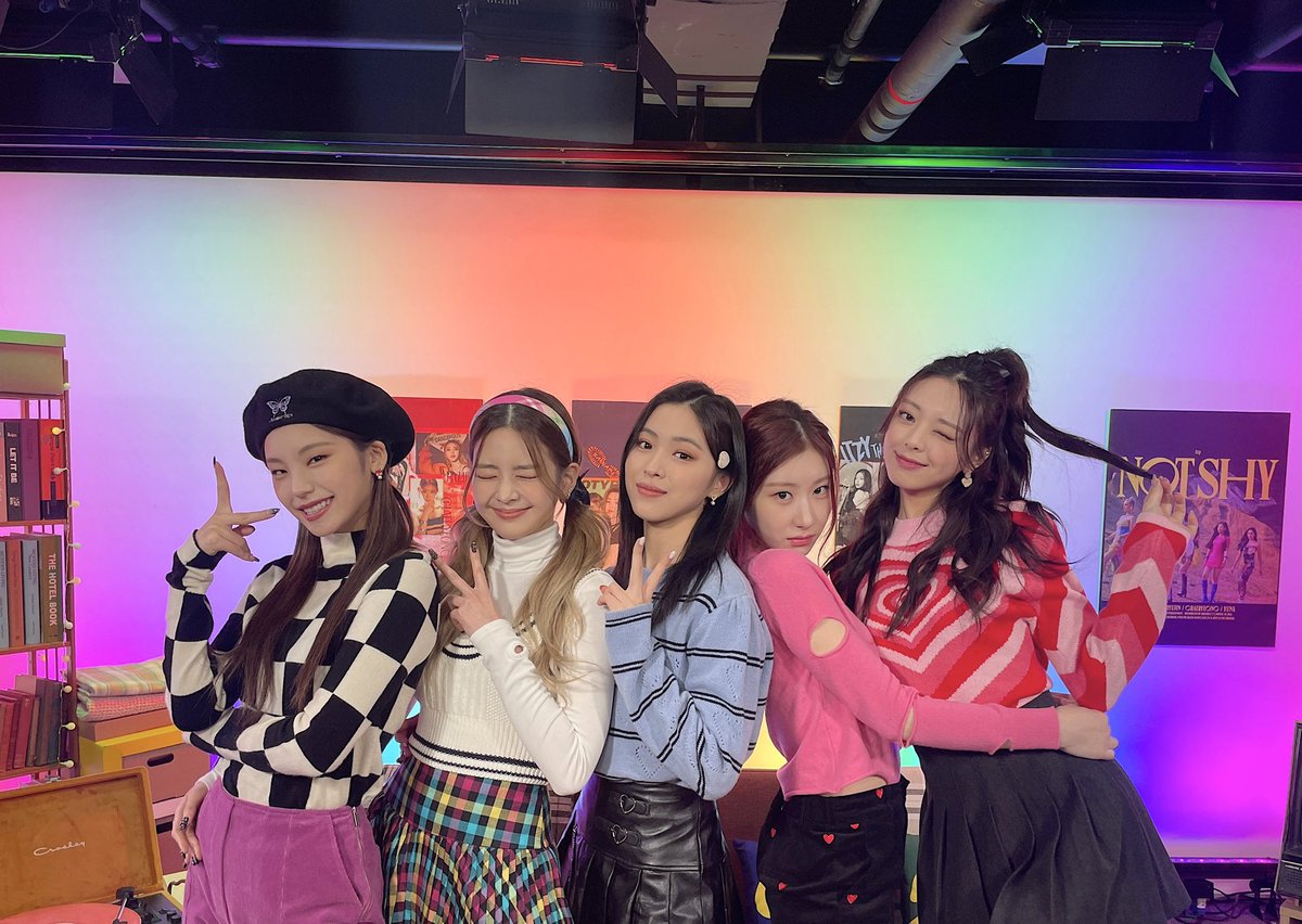 jisudabest's tweet photo. 五人五色 有着不一样的性格风格但是在一起却非常有特色和有趣 善良有礼貌憨憨暖暖搞笑专业努力又帅气的孩子们 真的真的好爱你们啊❤️ 你们绝对会一直fly high✨ 因为你们是最棒的🥰🥰 https://t.co/OsWVglL10Y