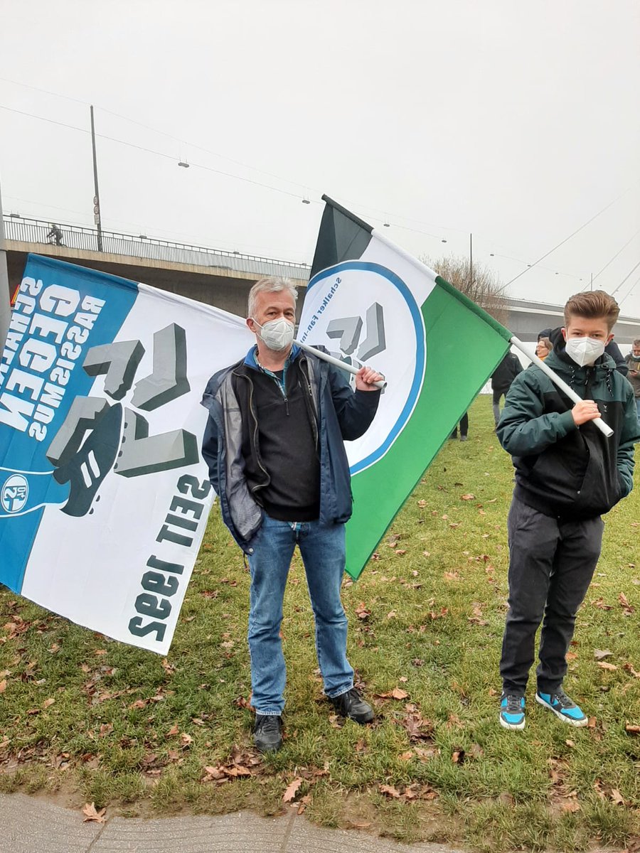 MartinHeil9's tweet photo. Die Schalker Fan-Initiative gegen Rassismus zeigt Flagge beim Gegenprotest in Düsseldorf. Gegen JEDEN Antisemitismus.
#dus1812 https://t.co/PmPp3GZl7A