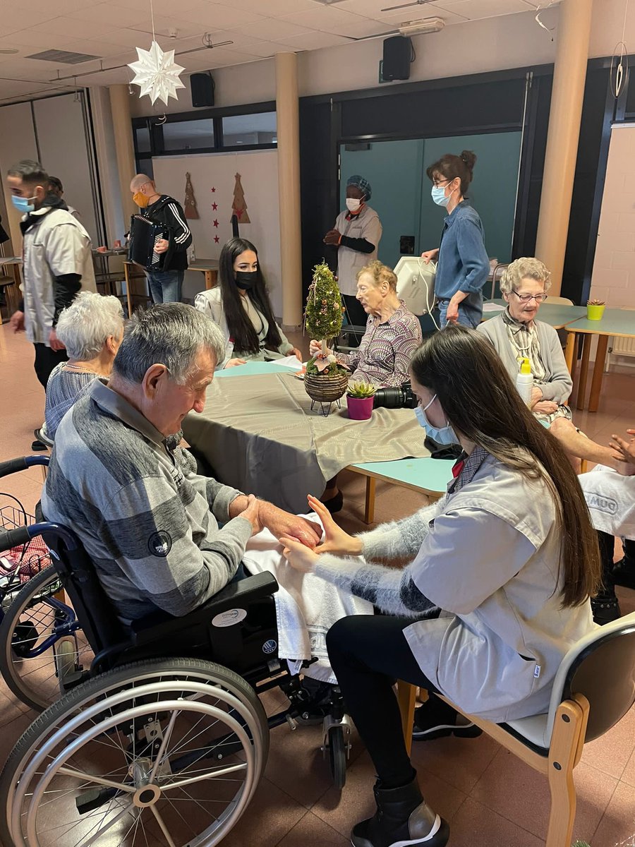 dewereldmorgen's tweet photo. Vandaag op Internationale Dag van de rechten van de Migrant kwamen mensen zonder papieren tijdens een actie, een volledige dag hun krachten aanbieden in woonzorgcentrun Sint-Pieter in Lochristi. Er is een enorm tekort aan zorgpersoneel in wzc’s #helpendehanden #regularisatie https://t.co/GyvLJaSTht