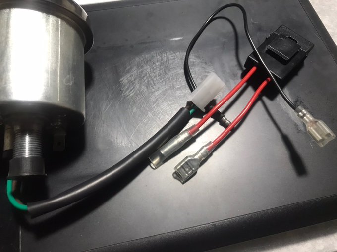 年式によって仕様の違いがあるのでカプラーやギボシを適宜変更 あと12v化の為に配線を付け足し(絶縁テープも忘れずに 