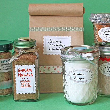 nourishevolve's tweet photo. Looking for DIY gift ideas for the food-lovers in your life? Buy some cute jars and labels and make any of these 6 Homemade Spice Blends
Get the recipes here: https://t.co/Nhc1H3xK7o
#NourishEvolution #HomemadeGiftIdeas #SpiceMixes #HomemadeSpiceMixes #DYIGiftIdeas #WinterRecipe https://t.co/UslPfnm3la