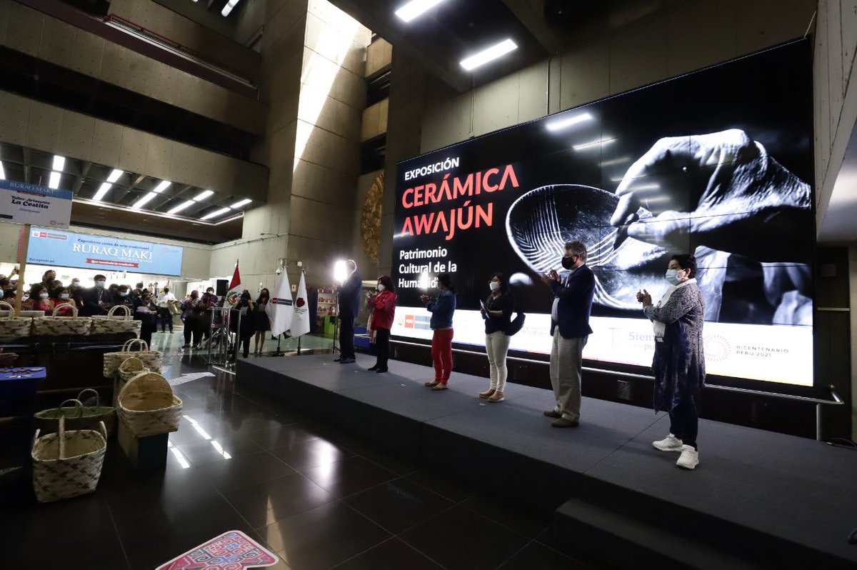 MinCulturaPe's tweet photo. Así como el director del Plan Binacional de Desarrollo de la Región Fronteriza Perú-Ecuador -Capítulo Perú, Oscar Schiappa-Pietra Cubas; entre otros funcionarios y artesanos. https://t.co/xuUE5Mv99x