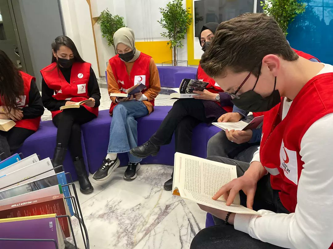 ✨Ruhumuzun ilacı dediğimiz kitapları gönüllü üyeleri özenle seçerek Merkez üniversite kampüsümüzde kitap okuma adına farkındalık etkinliği gerçekleştirdiler.✨

<a href="/Kizilay/">Türk Kızılay</a> <a href="/genckizilay/">Genç Kızılay</a> <a href="/drkerem/">Kerem Kınık</a> <a href="/dr_ialtan/">Dr. İbrahim ALTAN</a> <a href="/nurdaldurmus/">Nurdal Durmuş</a> <a href="/kocemree/">Emre Koç</a> @kelyazar <a href="/akifemreaktas/">Akif Emre Aktaş</a> <a href="/ofarukcaliskan/">Ömer Faruk Çalışkan</a> <a href="/Slymn0808/">Süleyman KURU</a>