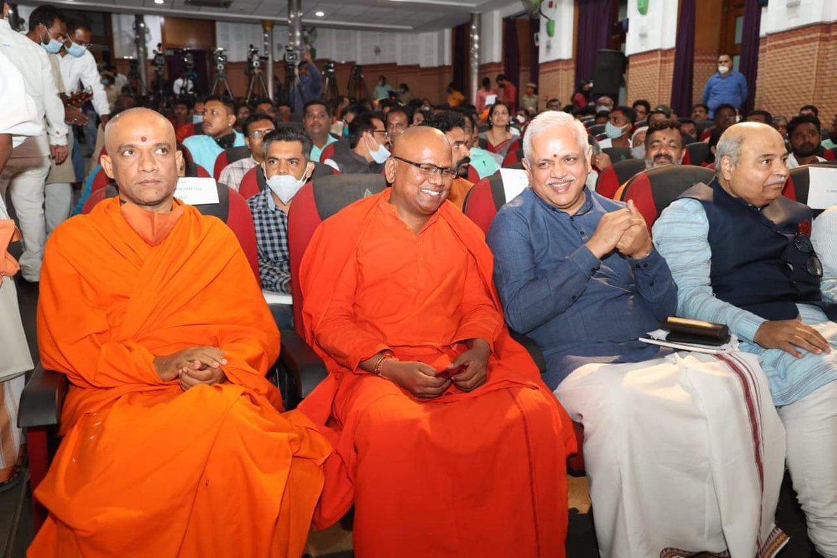 blsanthosh's tweet image. Addressed book release function of “Veer Savarkar-The man who could have prevented partition“ by @UdayMahurkar in the august presence of His Holiness Poojya Dr Nirmalanandanatha Swamiji, His Holiness Poojya Madara Channaiah Swamiji, CM @BSBommai, MLA Sri N Mahesh, Kum Srilaxmi.