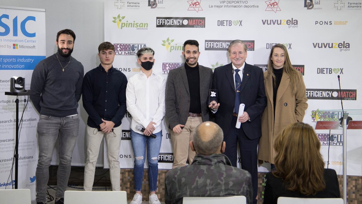 El presidente de la <a href="/rfedeto/">RFEDETO</a>, Miguel Francés, los deportistas @chus_0210 y <a href="/GonzalezAdri12/">Adri González</a>, y la coordinadora de Precisión 🧿 de la Federación, Ana González, recogieron el 'Premio a los éxitos cosechados' 2021 concedido por @Vip_Deportivo.

♥️♥️ ¡Gracias, enhorabuena por la gala!