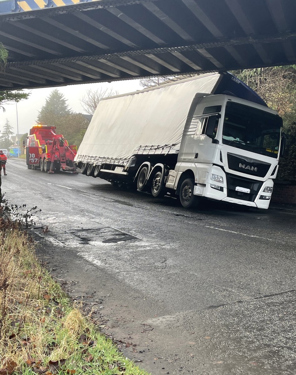 PSOSRoads's tweet photo. Another Railway bridge strike in Dunfermline has kept #FifeRP busy today. This incident, like the similar one in Inverkeithing is a case of being too tall for the gap underneath! No injuries. Reported to @COPFS #MindTheGap
https://t.co/SbEptJZisU
#RoadSafety #KnowYourHeight https://t.co/AwhfznNdZ2