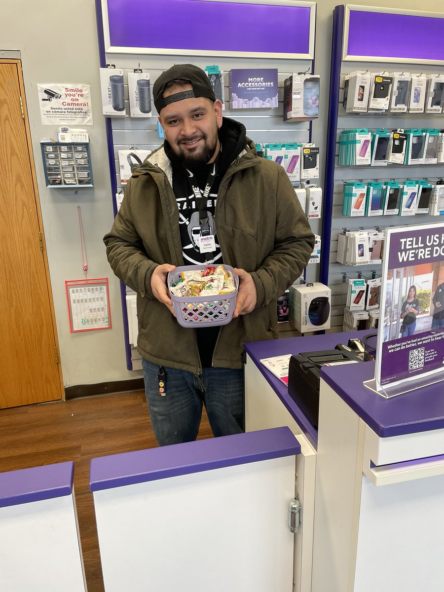 Dropped off some candy at 619 Leonard  in GR to help sweeten the day. This team crushed it yesterday, looking for a repeat today <a href="/MsAbbylicious/">Abby Skewes</a> <a href="/WinstonAwadzi/">Winston Awadzi</a> <a href="/SteveGerevas/">Steve Gerevas</a> <a href="/thayesnet/">Terry Hayes</a> <a href="/LauraSzymkowiak/">Laura Szymkowiak</a>