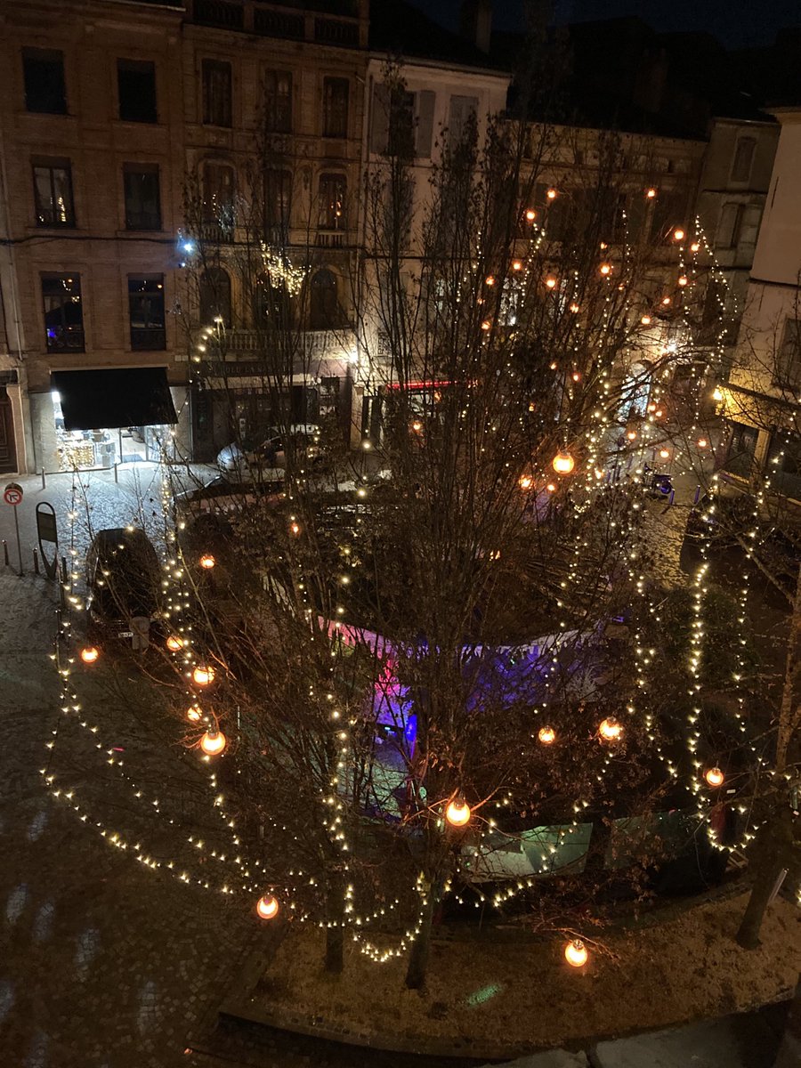 Vue de la place du Coq à #Montauban qui a revêtu ses lumières de Noël . Photo prise de mon bureau du palais de justice . Même pendant les fêtes, #magistrats, #greffiers et agents assurent 24h/24 la continuité du service public de la #justice. Bonnes fêtes à toutes et à tous .🤶🤶