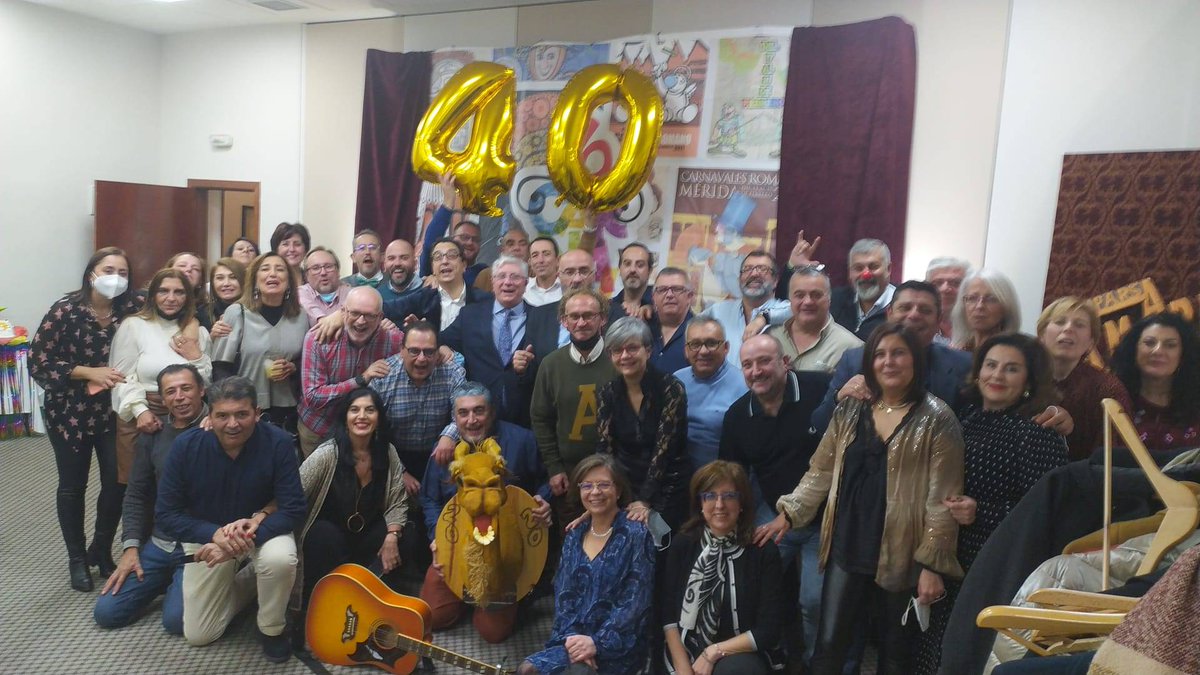 Cualquiera lo diría cuando a Zapa en el recreo del instituto se le ocurrió esta locura. 40 años después, esta locura continúa. #40años #orgullomararo #familia <a href="/_CarnavalMerida/">Carnaval Romano de Mérida</a> <a href="/CarnavalenCOPE/">Carnaval en COPE</a> Carnaval Romano