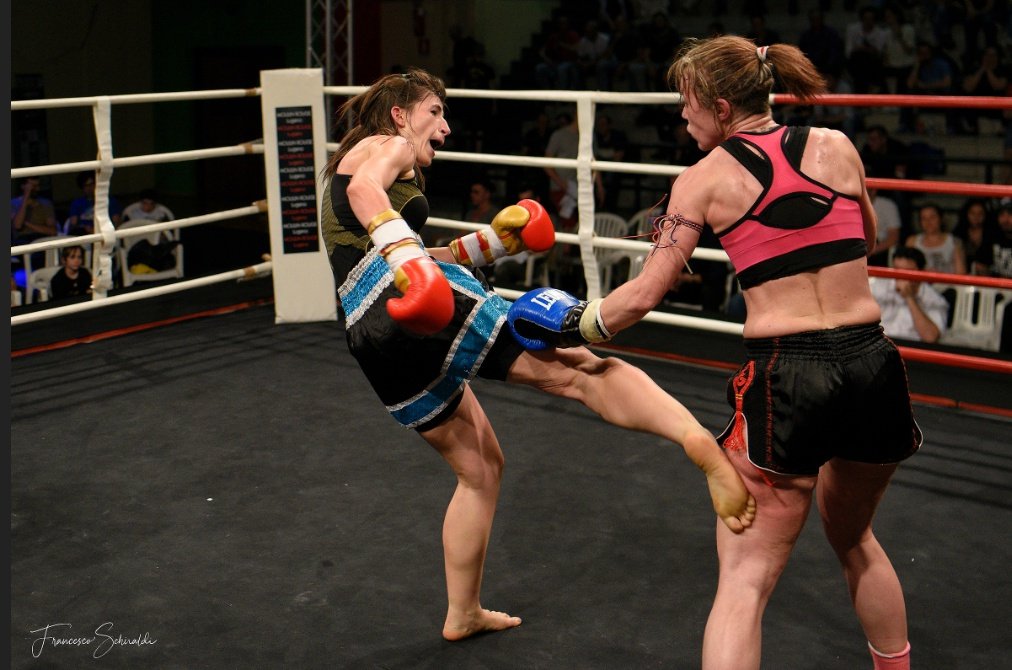 Most kicks aren't suitable for self-defense. They take a lot of practice to throw correctly and run the risk of getting caught. One of the exceptions are low kicks. They are lower risk, cause a ton of pain, and take away the mobility of your attacker. 🧵