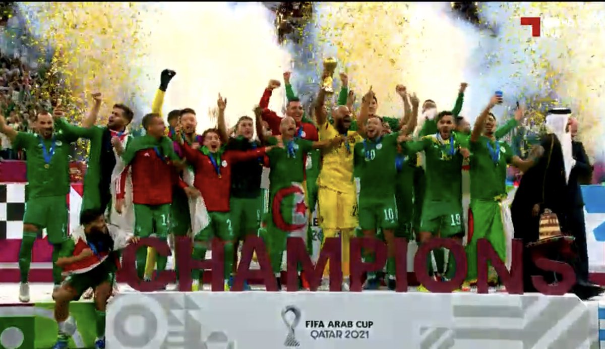 FIFArabCup's tweet photo. 🏆🥇 | تتويج منتخب الجزائر بالميدالية الذهبية والكأس لحصولهم على المركز الأول في #كأس_العرب 2021 🤩

#مونديال_العرب | #FIFArabCup https://t.co/eiYobVqpUE