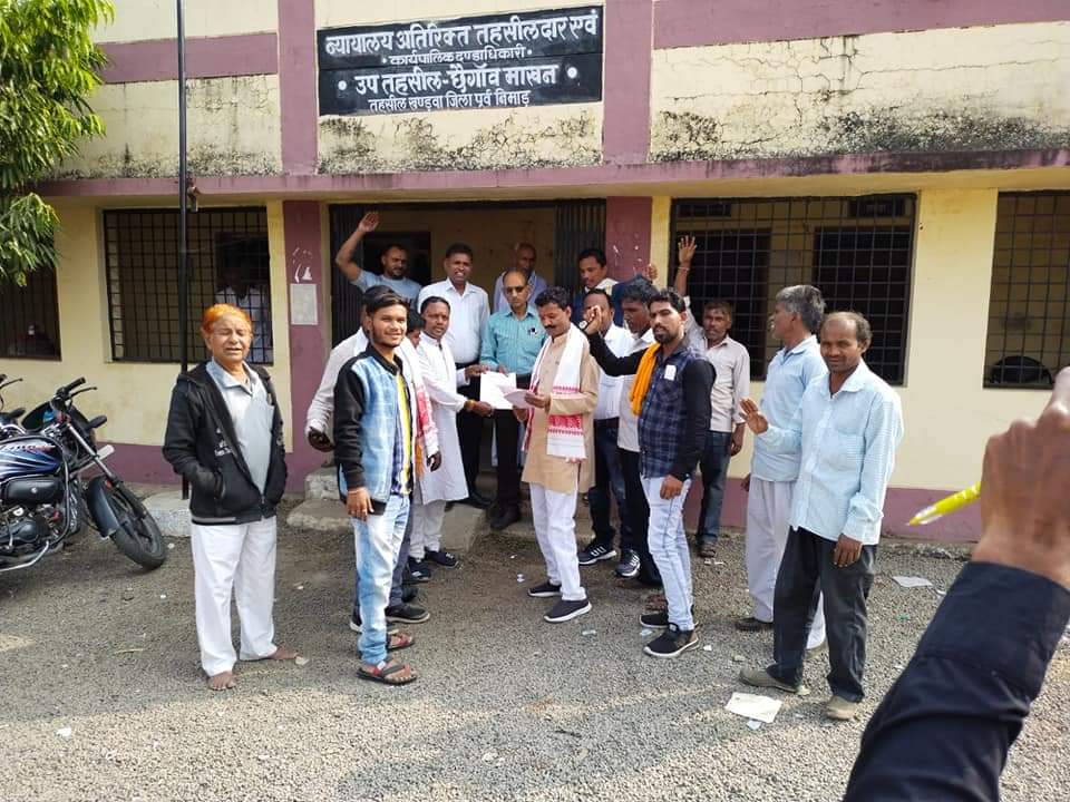 #मध्यप्रदेश के #खंडवा जिले के छैगाव माखन में धर्मांतरित जनजातियों को आगामी त्रिस्तरीय पंचायत चुनाव में उनकी दावेदारी को निरस्त करने हेतु जनजाति सुरक्षा मंच के कार्यकर्ताओं द्वारा तहसील कार्यालय में  तहसीलदार को ज्ञापन सौंपा गया

#डीलिस्टिंग 
🏹 #जनजाति_सुरक्षा_मंच  🏹