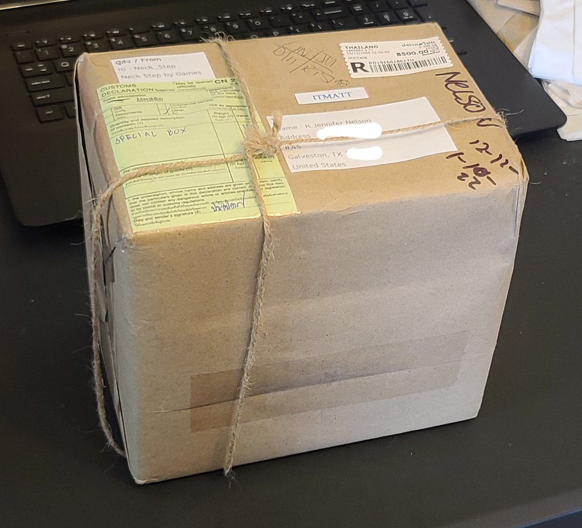 AwkAnxJennifer's tweet photo. Christmas came early - look what finally arrived! It's my Run's Birthday Edition Special Boxes from @neck_step! Keep reading for more pics and full #ReviewNeckStep. Overall, each piece is very nice, and the pics of Run are a great bonus! +

#NeckStepbyGames #GamesNati https://t.co/kM1h6nYJjJ