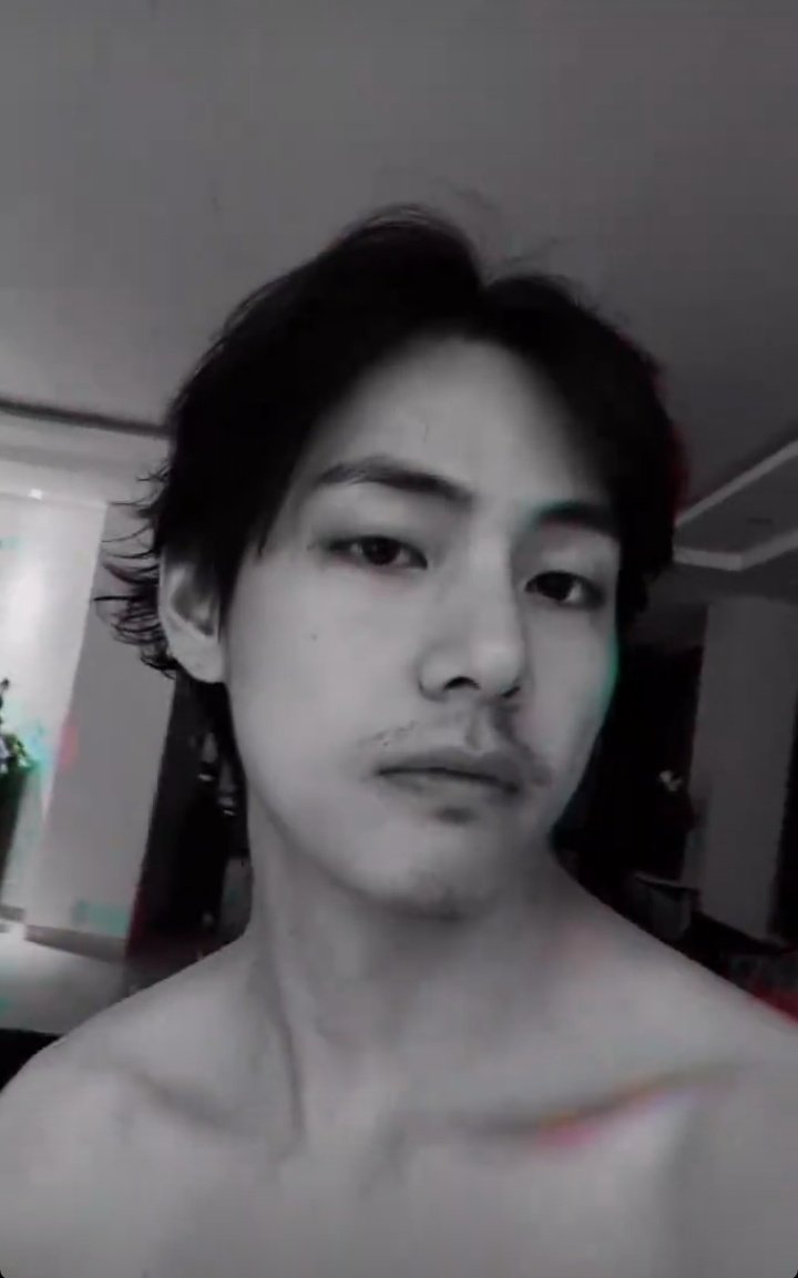 beemyjoonie's tweet photo. THE COLLARBONE-THE BEARD-THE JAZZ CHRISTMAS MUSIC-THE KIM TAEHYUNG TOO GOOD OF A COMBINATION https://t.co/FEKbBRt3JS