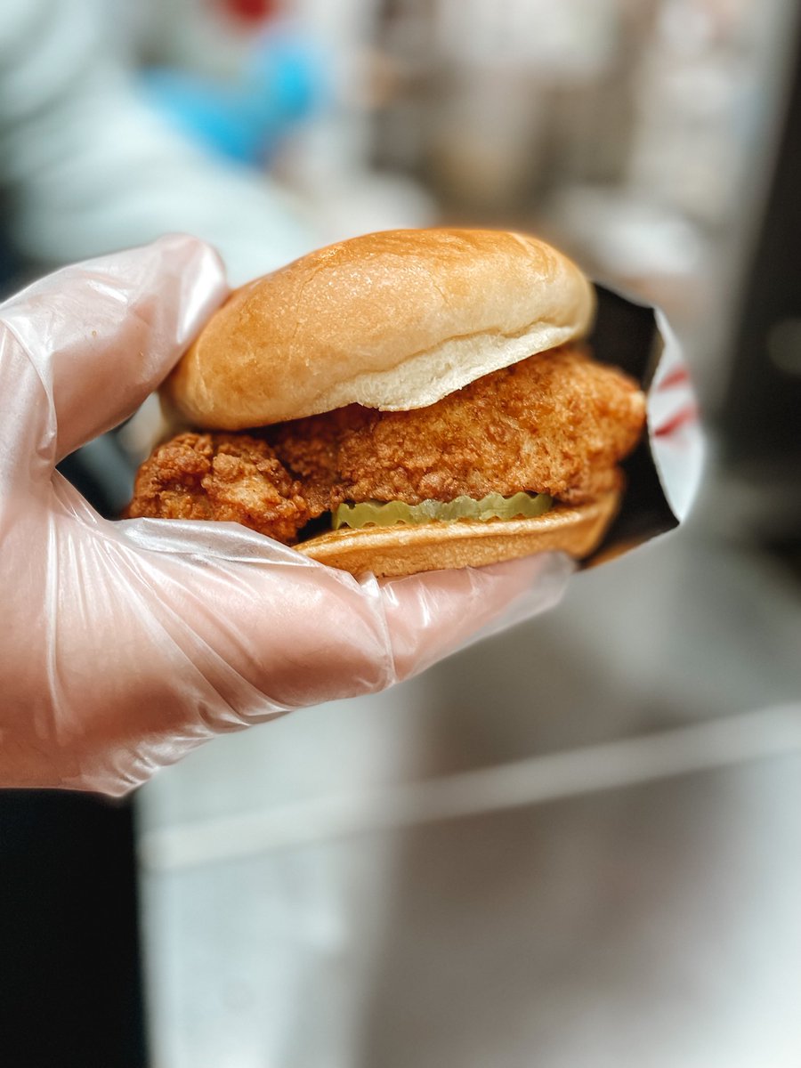 cfalaplaza's tweet photo. Enjoy our original Chick-fil-A Sandwich today! Join us at our restaurant after Christmas shopping or order ahead for delivery! 😋 https://t.co/5Lr4Uc0ga0