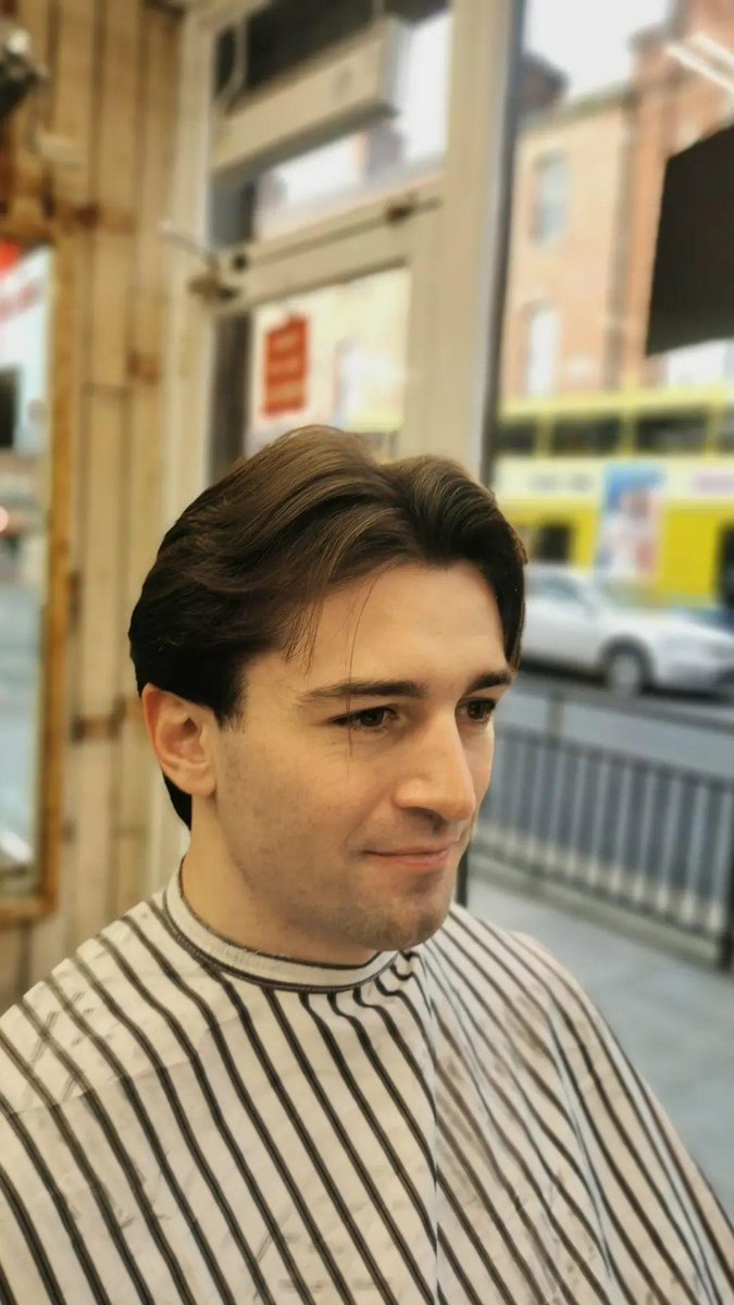 ONE WEEK TIL' CHRISTMAS 🎄

.

Here's a snap of a classic cut done yesterday for this Gent - one of our many specialties! 

.

Full steam ahead now for next week!