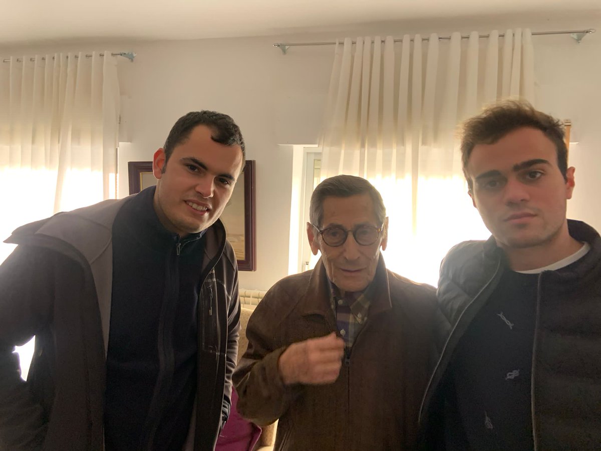 UnitauroS's tweet photo. Miembros de Unitauro con el maestro Andrés Vázquez. https://t.co/ws8r4S5PYH