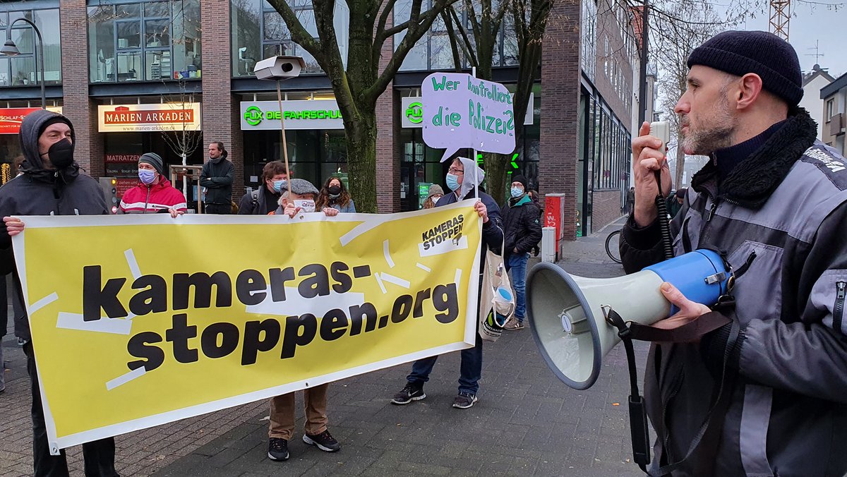 Nice little Intervention! "Überall Kameras, nirgendwo Gerechtigkeit". 80 Menschen demonstrierten heute in #Köln #Kalk gegen die dort geplante #Kameraüberwachung durch die Polizei. More Infos unter: kameras-stoppen.org
<a href="/sav_koeln/">SAV Köln</a> <a href="/solinetzkoeln/">Solidaritätsnetzwerk Köln</a> <a href="/antifa_ak_koeln/">Antifa AK Köln</a> <a href="/iLKoeln/">IL Köln</a>