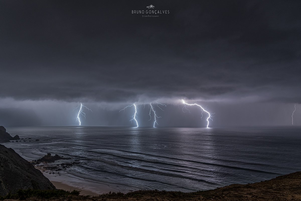ExtremAtmosfera's tweet photo. A shot from last night, here in #Cordoama #Algarve A nice thunderstorm approached land and gave a nice light show! #ExtremAtmosfera #Lightningstorm https://t.co/qKa7NLsLLx
