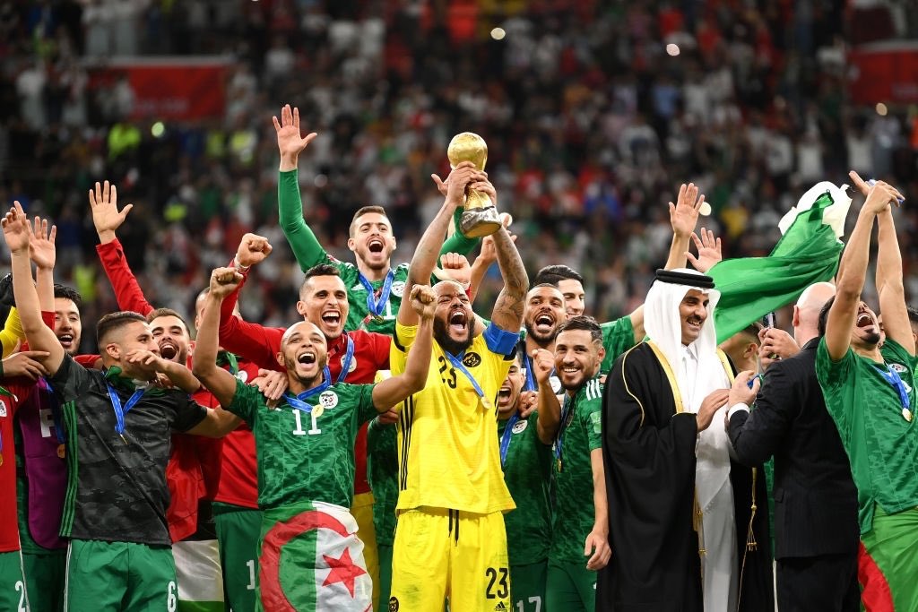 FIFArabCup's tweet photo. 📸 | لحظة رفع رايس لكأس البطولة 🤩🏆
🇩🇿🇩🇿🇩🇿🇩🇿🇩🇿🇩🇿🇩🇿🇩🇿🇩🇿🇩🇿🇩🇿

#كأس_العرب | #مونديال_العرب | #FIFArabCup https://t.co/87kdmnurzA