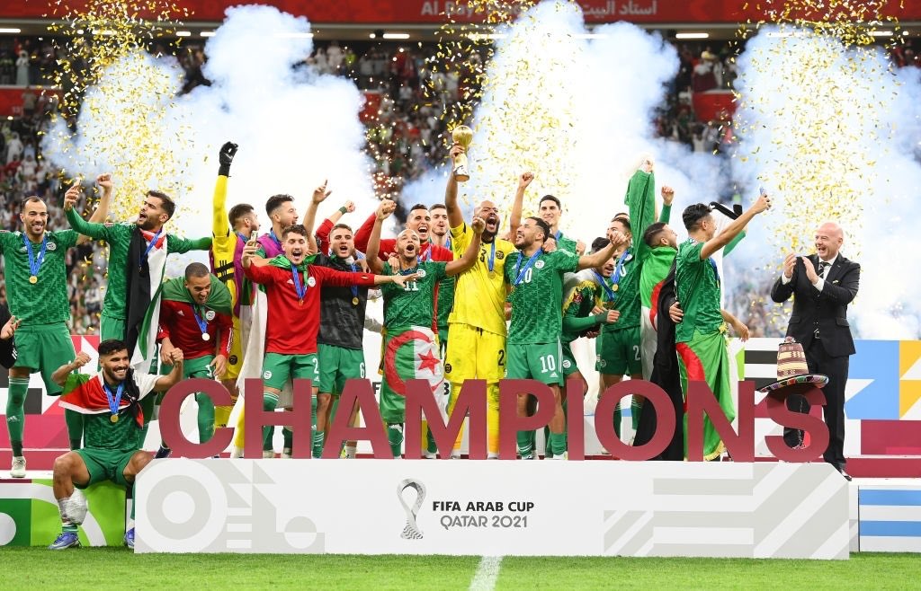 FIFArabCup's tweet photo. 📸 | لحظة رفع رايس لكأس البطولة 🤩🏆
🇩🇿🇩🇿🇩🇿🇩🇿🇩🇿🇩🇿🇩🇿🇩🇿🇩🇿🇩🇿🇩🇿

#كأس_العرب | #مونديال_العرب | #FIFArabCup https://t.co/87kdmnurzA